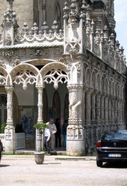 Palicio-colonade-with-guest